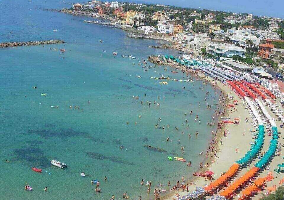 Caro ombellone a Santa Marinella, Minghella: “La visione del Comune tra concessioni a lungo termine e turismo di qualità”