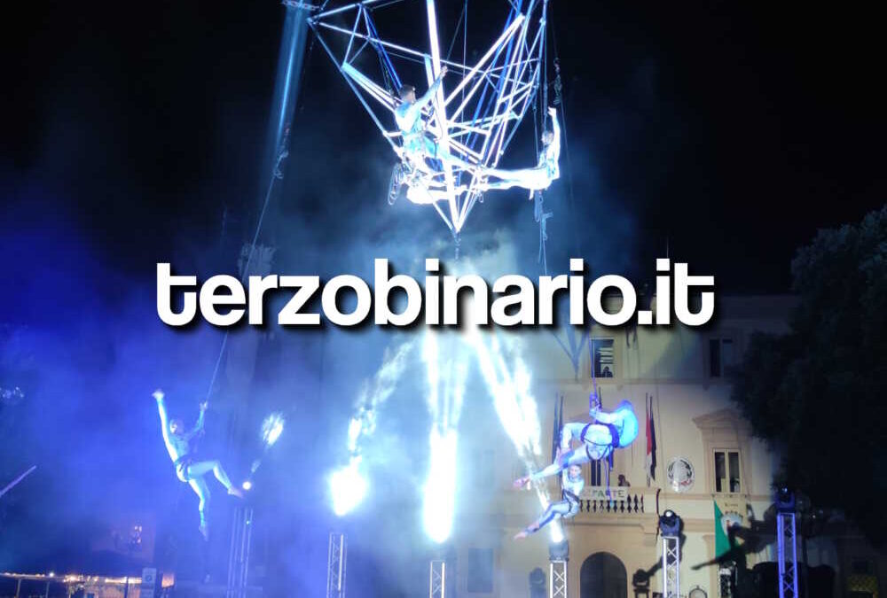 Tolfarte 2025, la meraviglia dei “Sonics”: gli acrobati volanti incantano la piazza