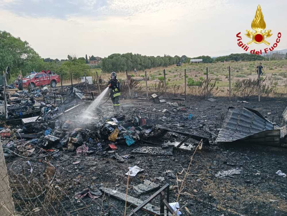 vvf vigili fuoco pompieri roulotte fiamme cerveteri 2