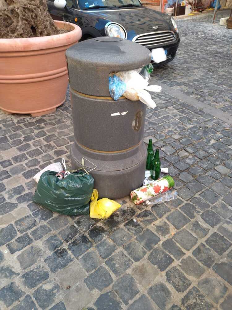 Cestino rifiuti in Piazza Leandra multa civitavecchia