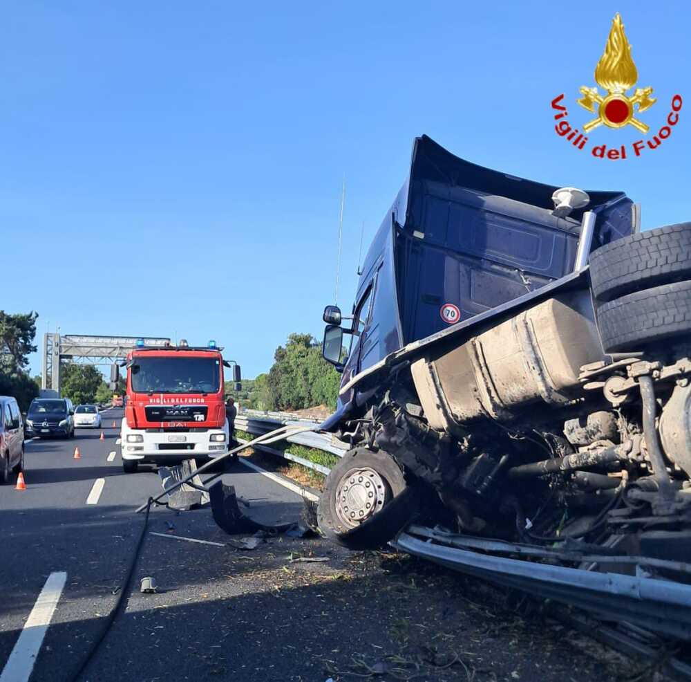 vvf vigili fuoco pompieri a12 tir ribaltato