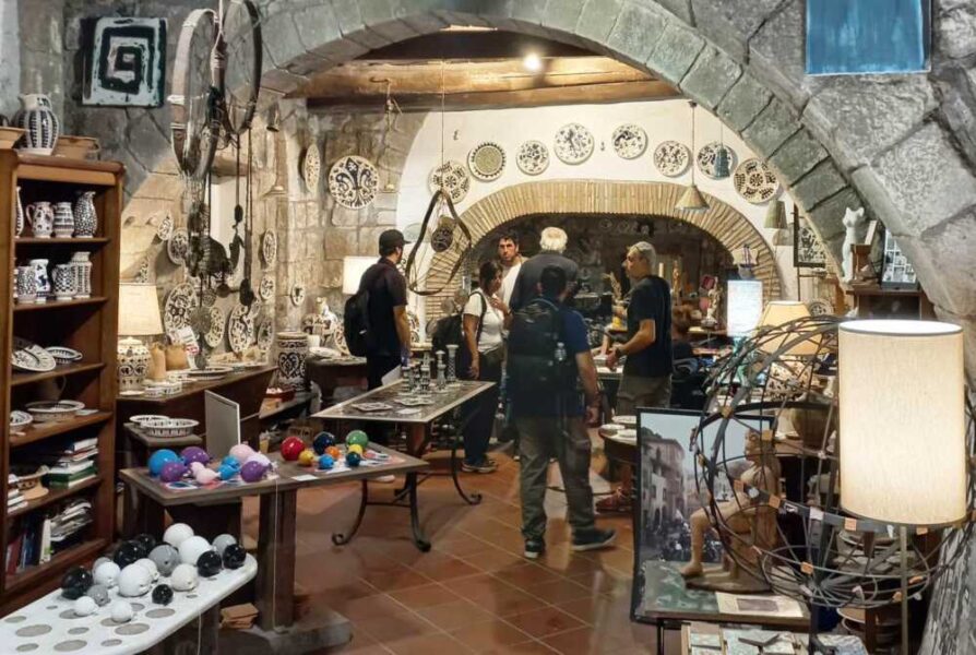 La troupe di Linea Verde alla Bottega d'arte. Il terzo da sinistra è Fabio Gallo, uno dei conduttori, quindi Daniela Lai e Arianna Moncini