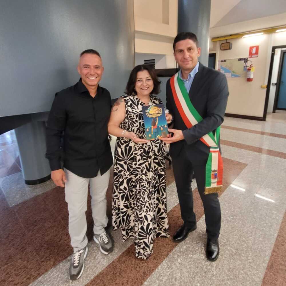 Maria Di Benedetto consegna libro grando