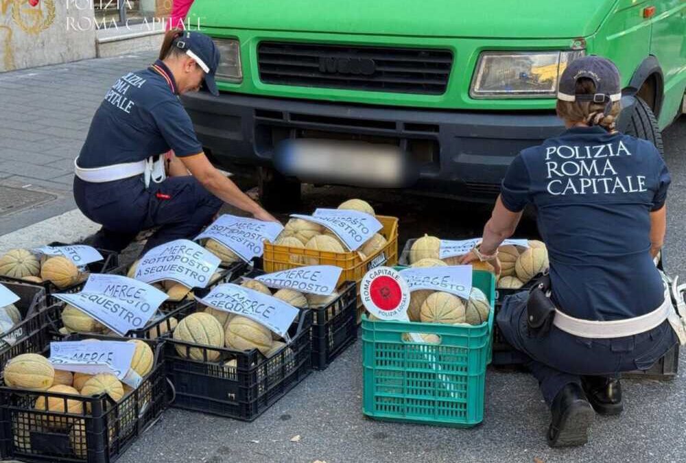 Vende frutta abusivamente con un furgone e parcheggia in sosta vietata a piazza Re di Roma