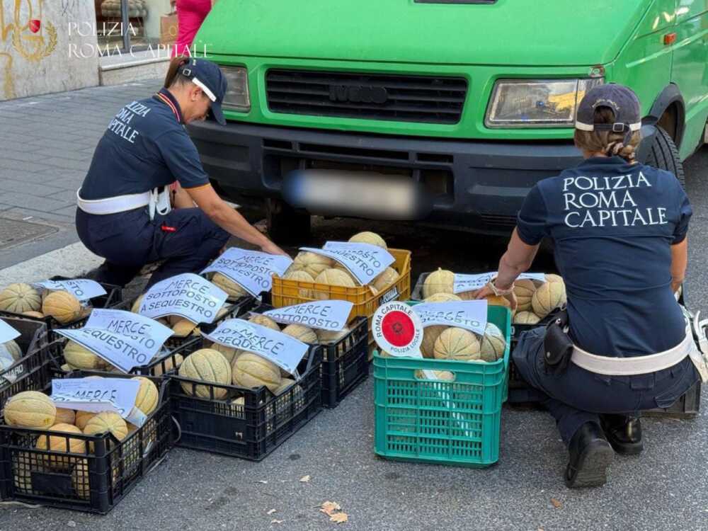 Vende frutta abusivamente con un furgone e parcheggia in sosta vietata a piazza Re di Roma municipale capitale
