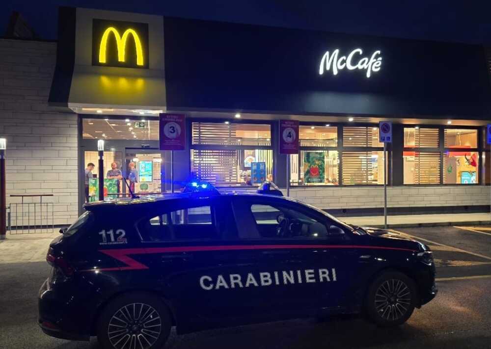 carabinieri fast food mac donald
