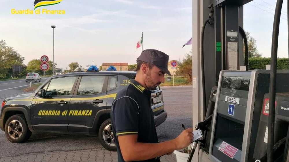 guardia di finanza distributori di benzina stazione servizio 1 guardia di finanza distributori di benzina stazione servizio 1