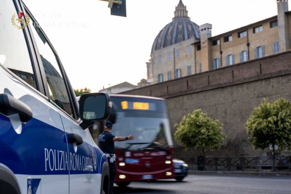 Derubano una suora sul bus, denunciate due 20enni bosniache da Roma Capitale