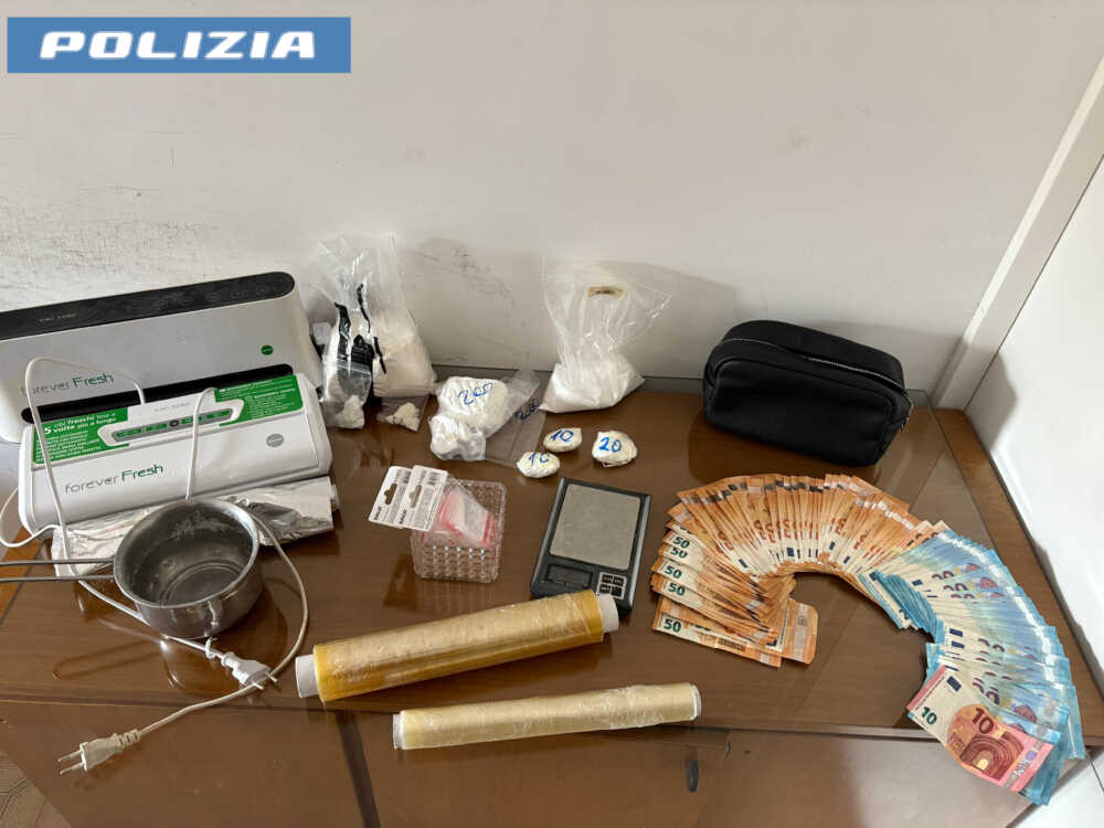 polizia soldi banconote droga