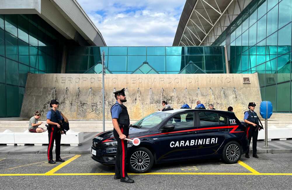 CP AEROPORTI – Controlli dei Carabinieri a Fiumicino (2) CP AEROPORTI - Controlli dei Carabinieri a Fiumicino (1)