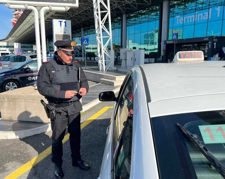 CP AEROPORTI – I Carabinieri impiegati nei controlli presso lo scalo aeroportuale di Fiumicino (2) CP AEROPORTI - I Carabinieri impiegati nei controlli presso lo scalo aeroportuale di Fiumicino (2)