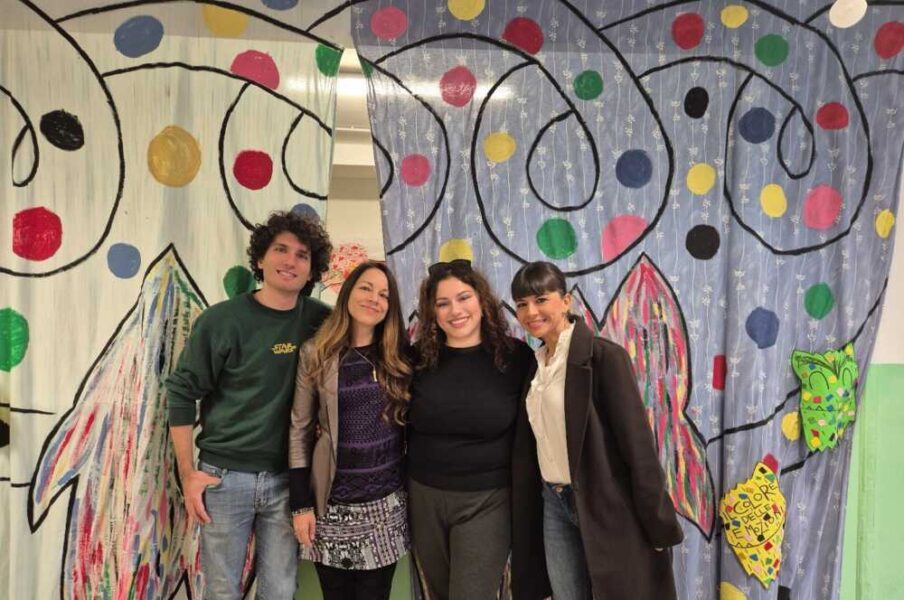 Da sinistra Mattia Teruzzi, Valeria Rossi, Elisa delle Fave coordinatrice del progetto Erasmus SKYSS, Annalisa Concetti coordinatrice scuola primaria plesso Vignacce