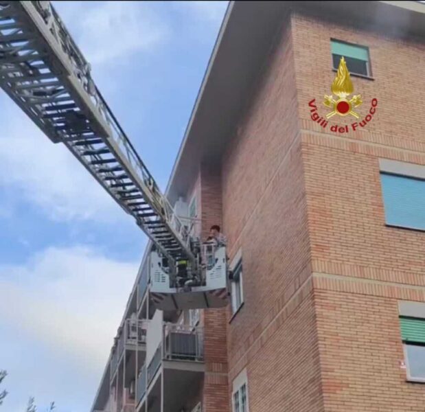 Fiamme in un appartamento di Torrevecchia vvf vigili fuoco pompieri autoscala