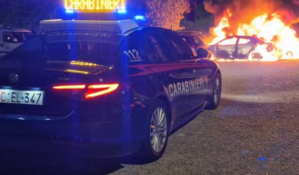 carabinieri-auto-fiamme carabinieri-auto-fiamme