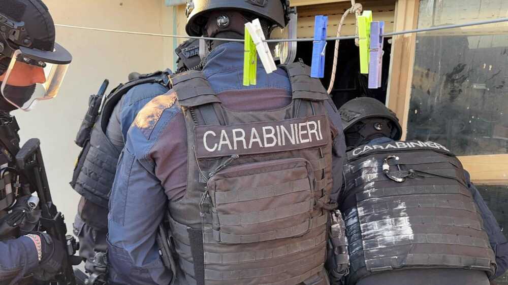 Irruzione dei Carabinieri a piazza Gasparri: tre arresti a Ostia