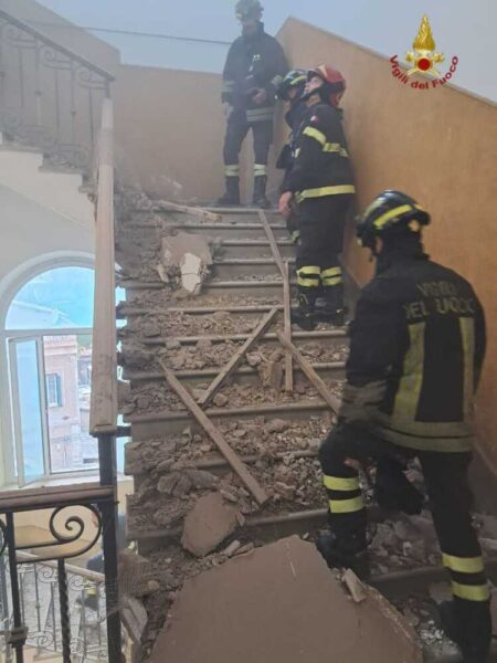 controsoffitto scuola crollo roma vvf vigili fuoco pompieri 1