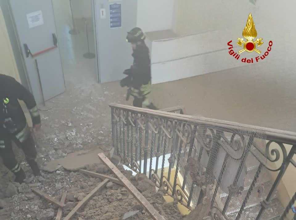 controsoffitto scuola crollo roma vvf vigili fuoco pompieri