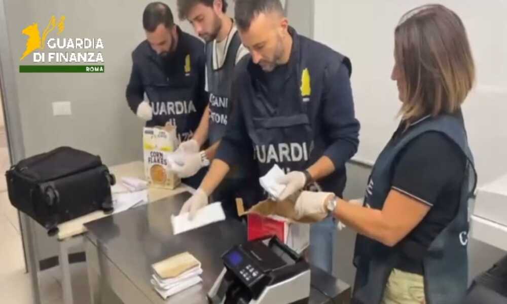 Oltre 160 mila euro in una scatola di fiocchi d’avena scoperti da Finanza e Dogane a Fiumicino