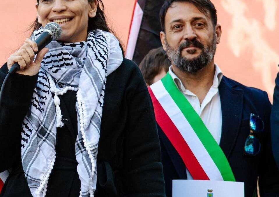 La fascia tricolore accessorio di moda a Santa Marinella