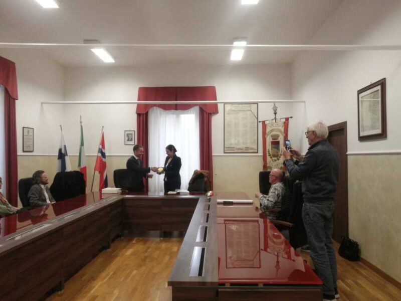 scambio doni ambasciatore norvegese sindaca tolfa