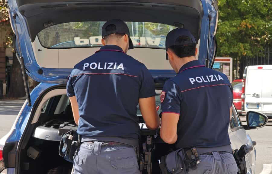 polizia agenti spalle polizia agenti spalle