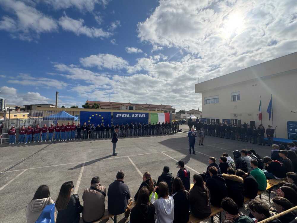 studenti polizia commissariato ladispoli (1) studenti polizia commissariato ladispoli (1)