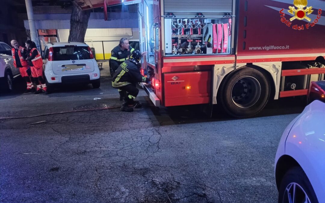 Fiamme in un magazzino di Santa Marinella spente dai pompieri