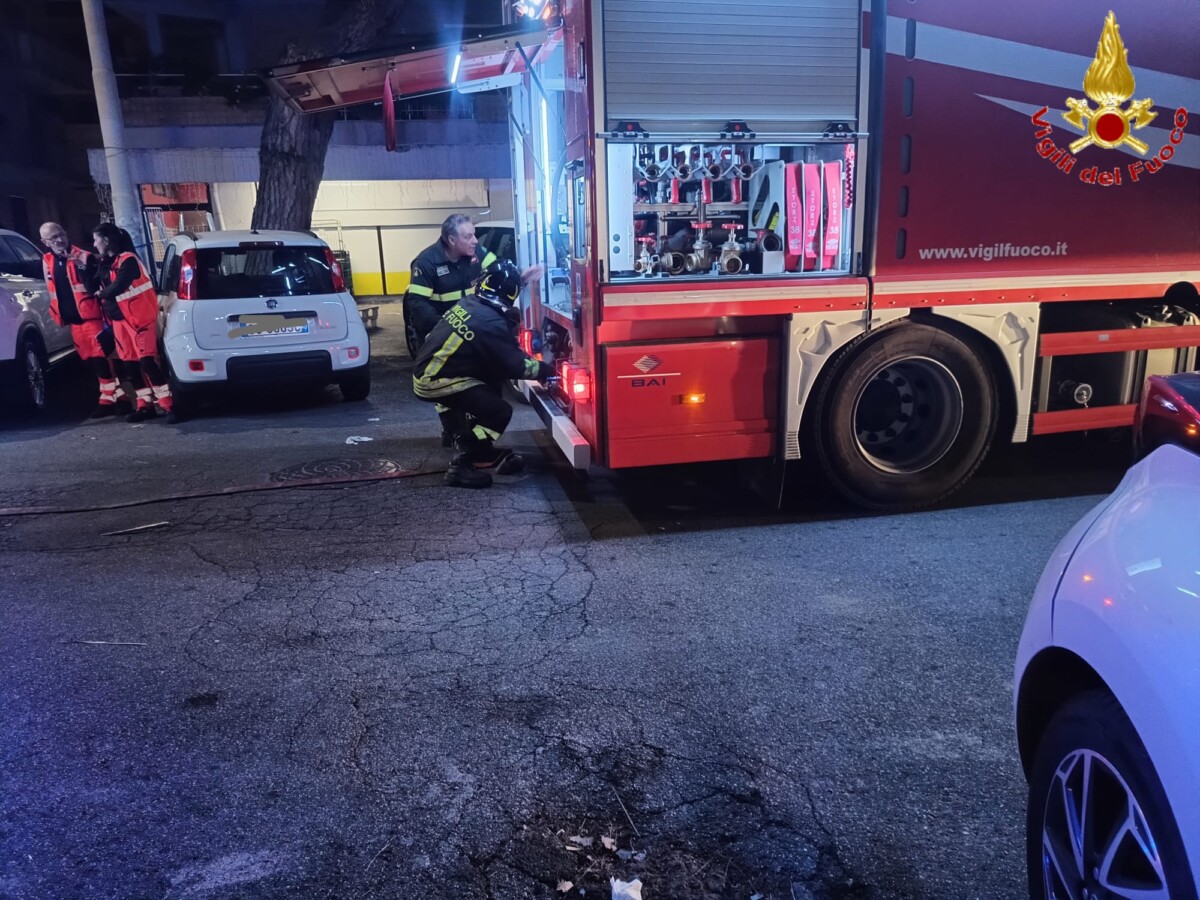 Fiamme in un magazzino di santa Marinella spente dai pompieri vvf vigili fuoco