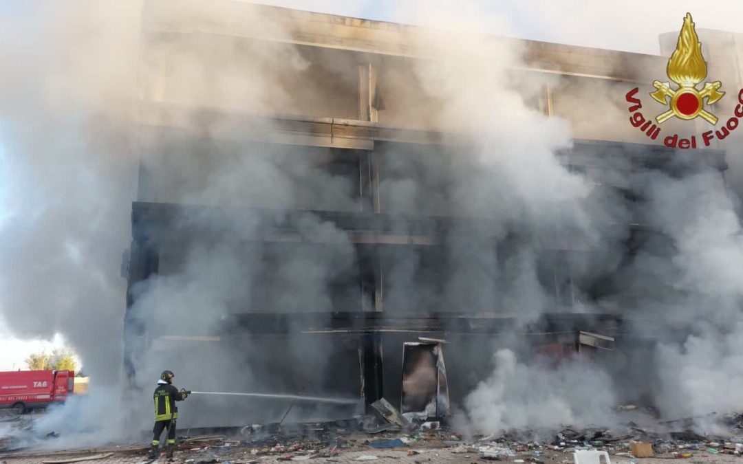 Fiamme in uno stabile abbandonato a Tor Sapienza, ferito un uomo