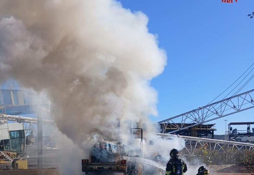 Pala meccanica in fiamme al porto di Civitavecchia