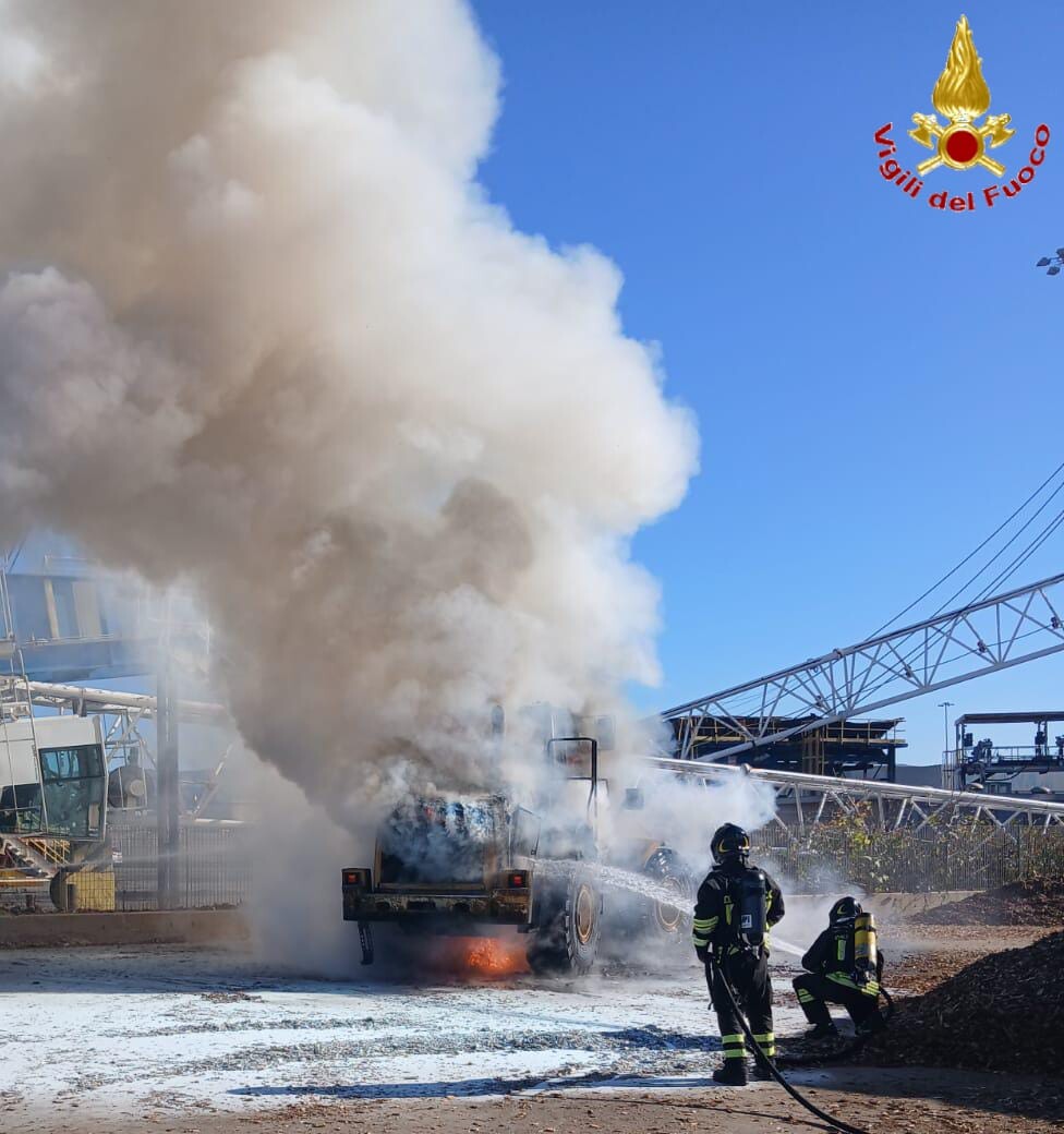 pala meccanica incendio porto civitavecchia vvf vigili fuoco pompieri