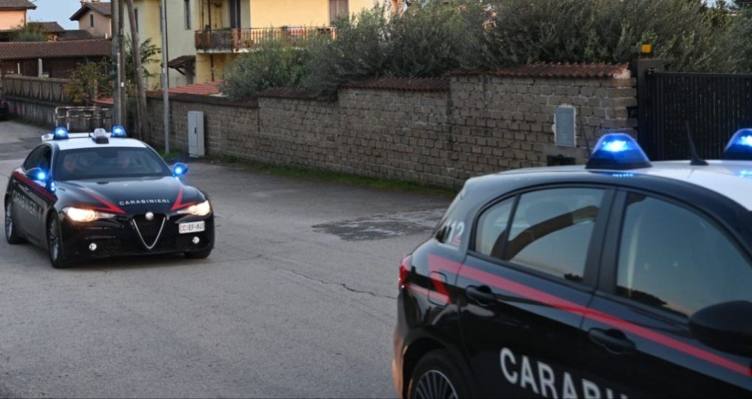 Nel bagagliaio dell’auto della compagna per evadere dai domiciliari: arrestato dai Carabinieri