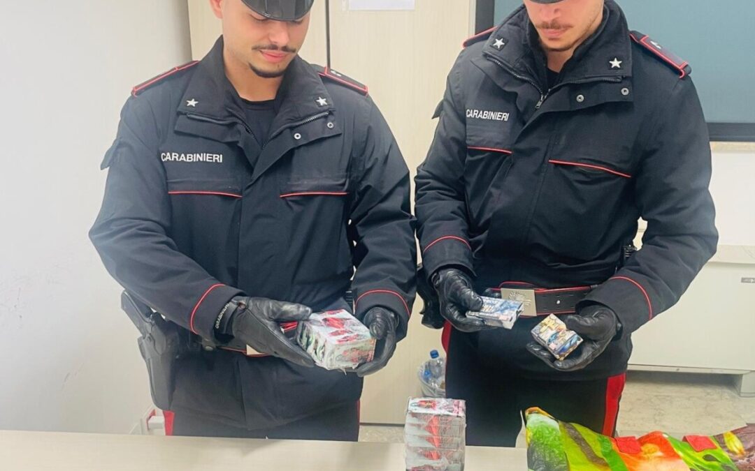 Con 25 panetti di fumo, lo fermano i Carabinieri: arrestato 22enne a Fiumicino