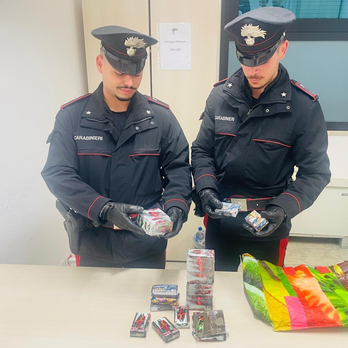 OSTIA - I Carabinieri con la droga sequestrata fumo fiumicino