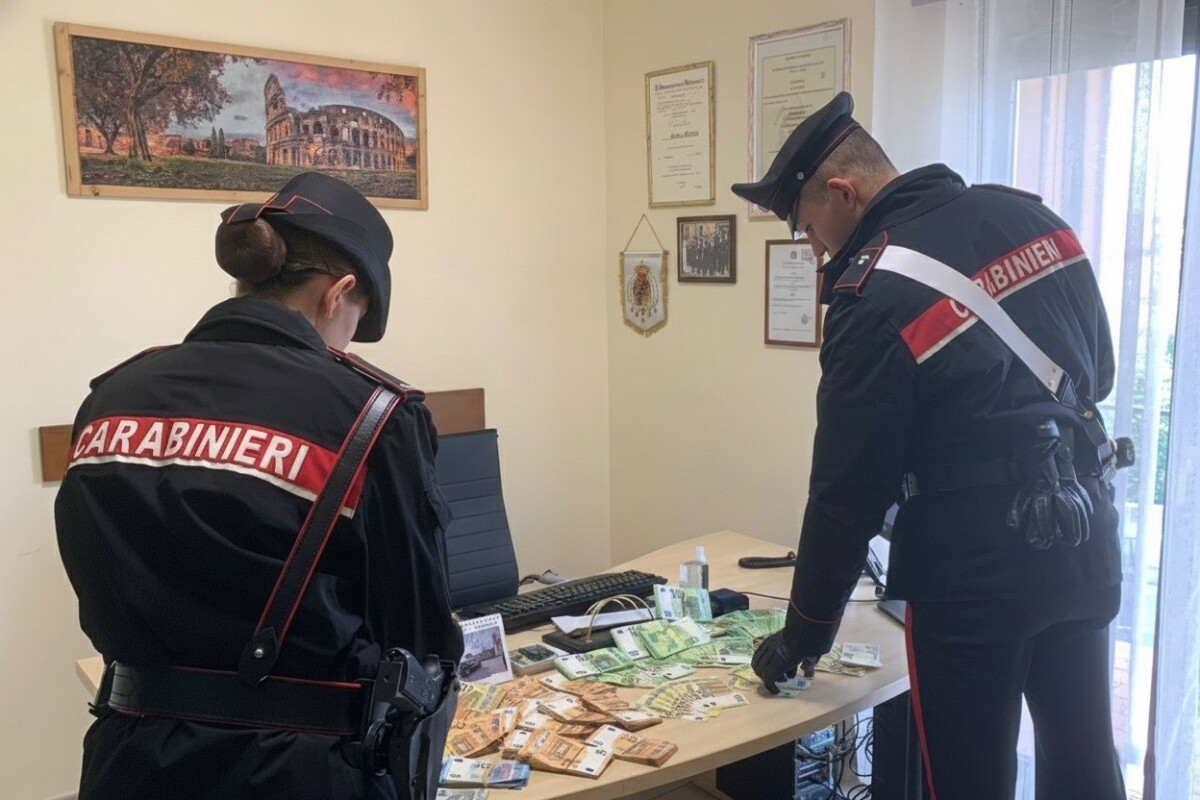 TRIONFALE - Il denaro sequestrato dai Carabinieri (1)