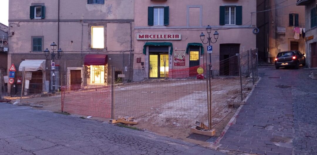 Tolfa, “I commercianti di piazza Vecchia ostaggi di un cantiere”: il Pd chiede chiarezza