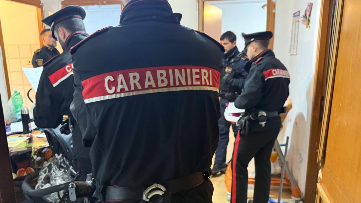 carabinieri perquisizione appartamento spalle 1