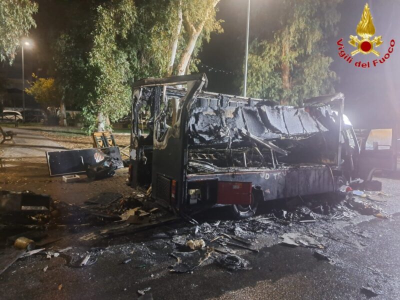 chiosco fiamme piazza verdi civitavecchia vvf vigili fuoco pompieri 1