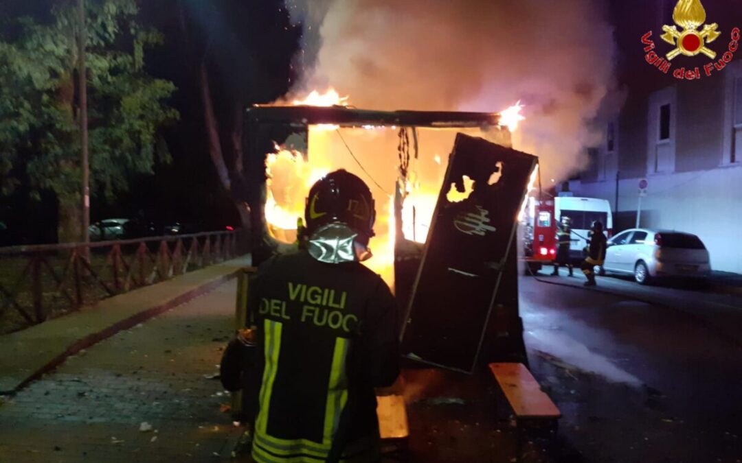 Chiosco ambulante in fiamme a Civitavecchia