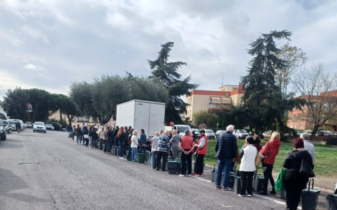 “Code chilometriche a Cerveteri per i mastelli nuovi del vetro”