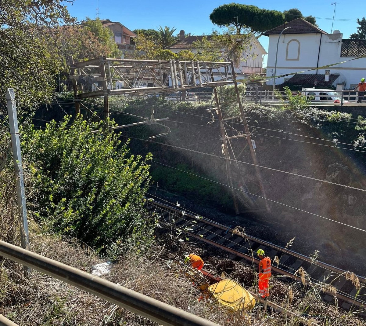fl5 santa marinella operai binari caduta linea aerea (2) fl5 santa marinella operai binari caduta linea aerea (1)