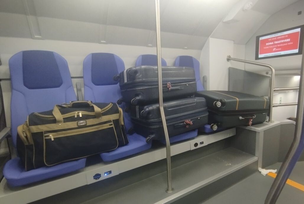 fl5 valigie sui sedili sovraffolamento treni (1) fl5 valigie sui sedili sovraffolamento treni (2)