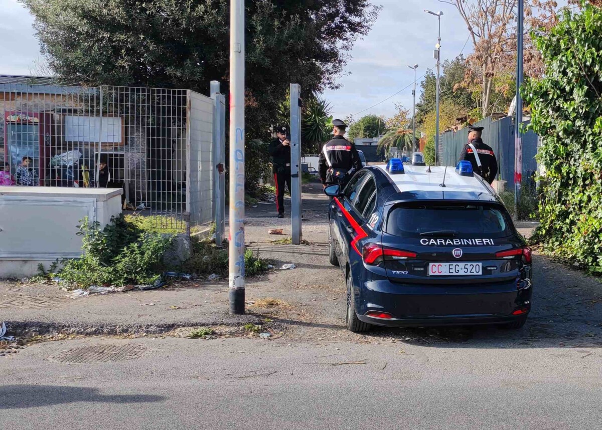 Carabinieri presso il campo nomadi via dei Gordiani