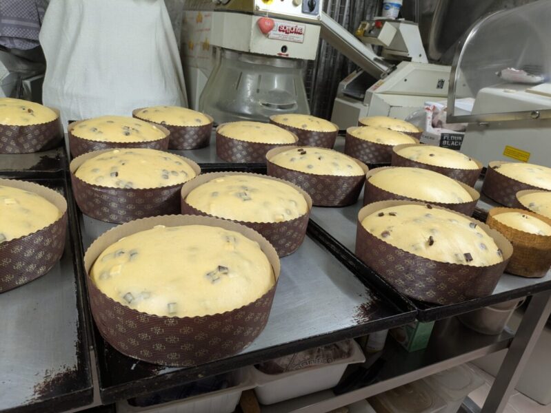 La preparazione dei panettoni al Panificio Mari di Montefiascone