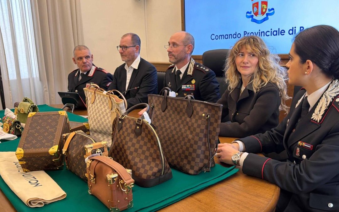 I Carabinieri riconsegno le borse rubate a Roma del valore di 400mila euro