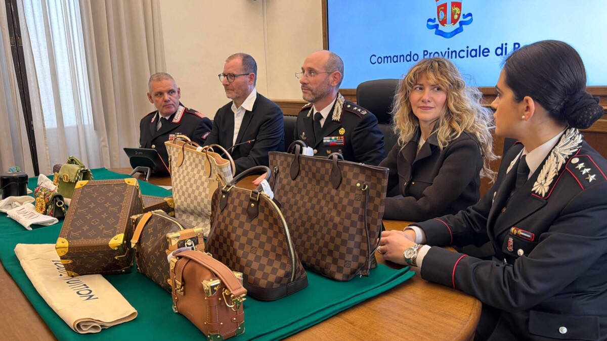 La riconsegna delle borse ai responsabili dei brand da parte dei Carabinieri (1)
