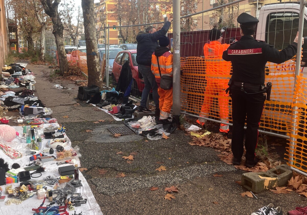 OSTIA – Ripristino decoro carabinieri ama mercatino abusivo OSTIA - Ripristino decoro carabinieri ama mercatino abusivo
