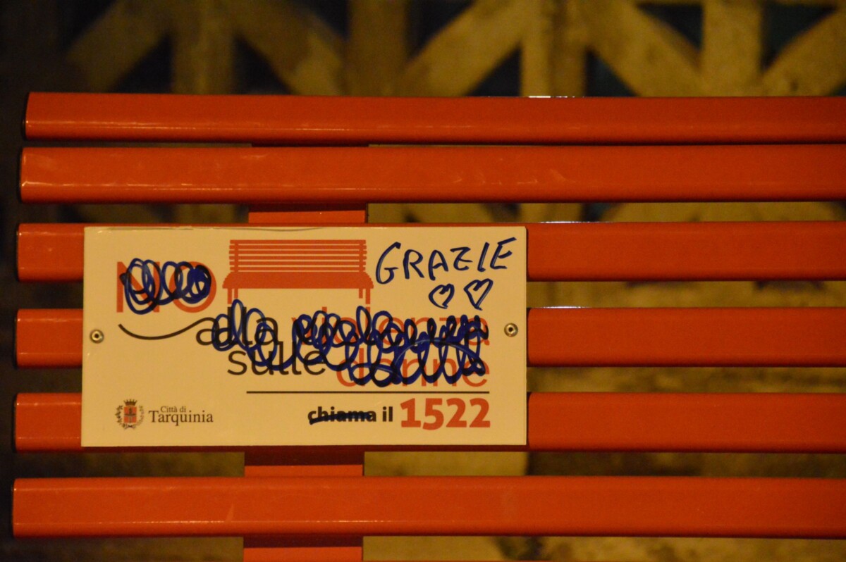 Panchina rossa vandalizzata tarquinia