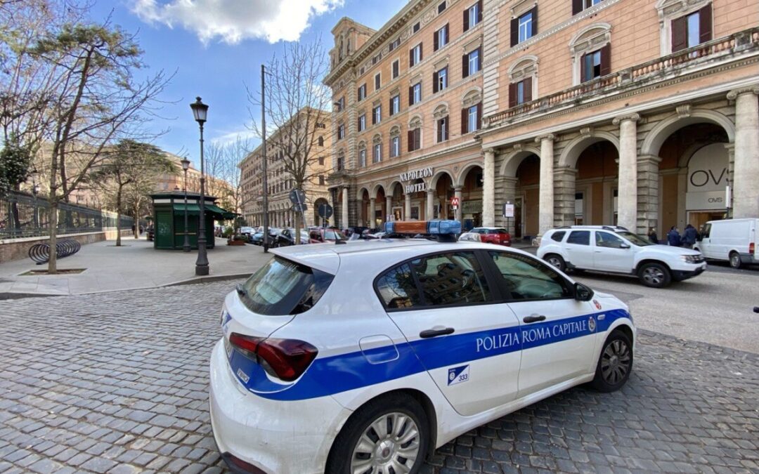 Piazza Vittorio: aggredisce commerciante e scappa, bloccato da Roma Capitale