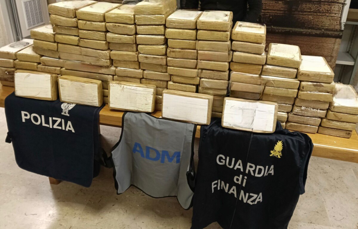 Quasi 140 kg di droga sequestrati al porto di Civitavecchia polizia finanza dogane Quasi 140 kg di droga sequestrati al porto di Civitavecchia polizia finanza dogane